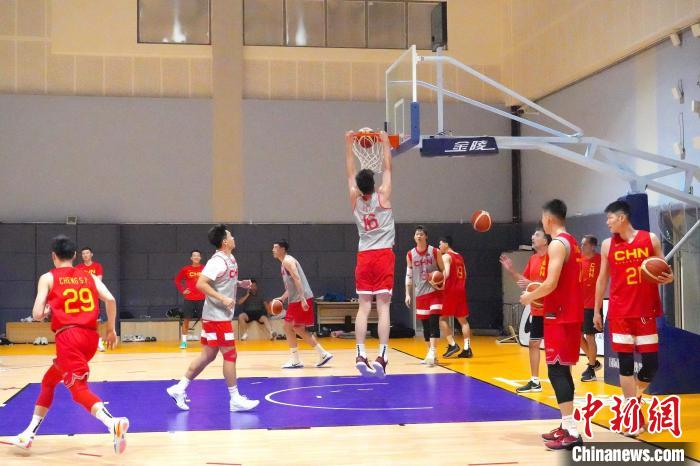 中国男篮主教练乔尔杰维奇在上海崇明基地密集