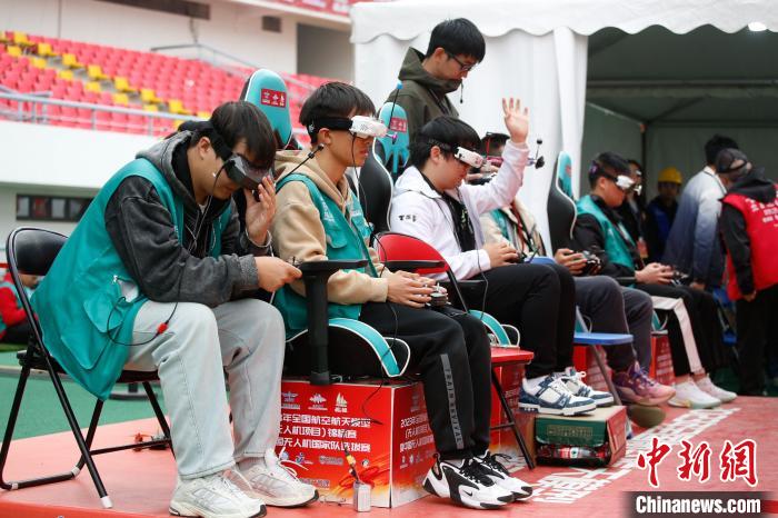 全国最高水准无人机竞速在沪开幕 百余架无人机