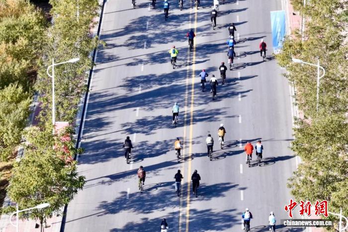 2025中国自行车运动骑游大会在银川黄河畔开赛