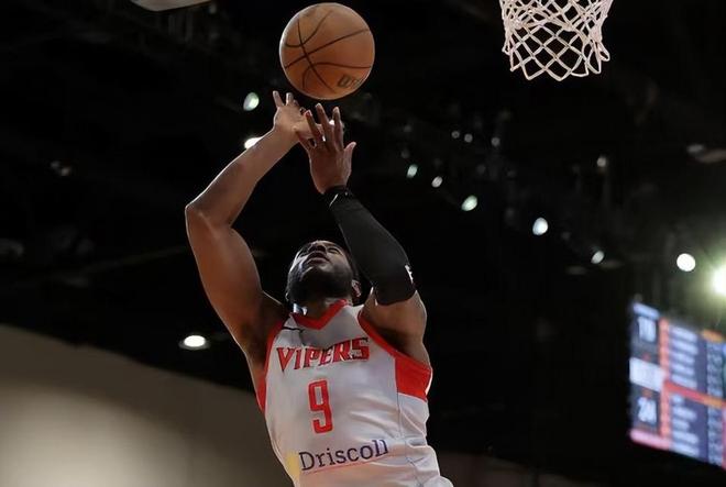 奥斯汀马刺力克毒蛇 新秀马修斯三分低迷引关注