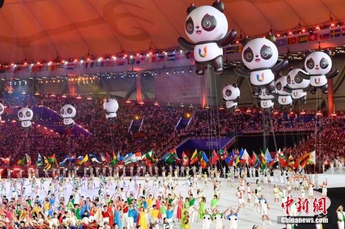 成都大运会趣味瞬间：礼仪小姐“顺拐”引热议