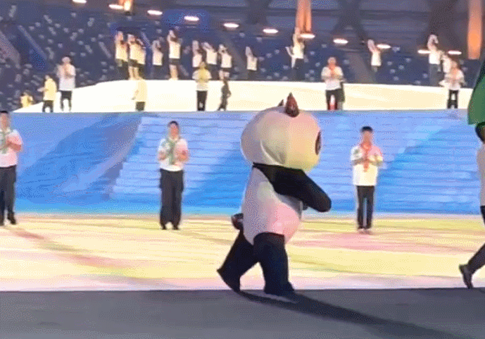 成都大运会趣味瞬间：礼仪小姐“顺拐”引热议