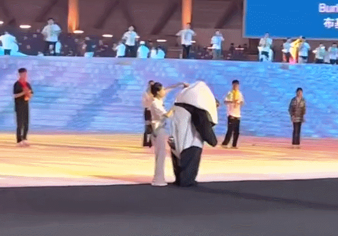 成都大运会趣味瞬间：礼仪小姐“顺拐”引热议