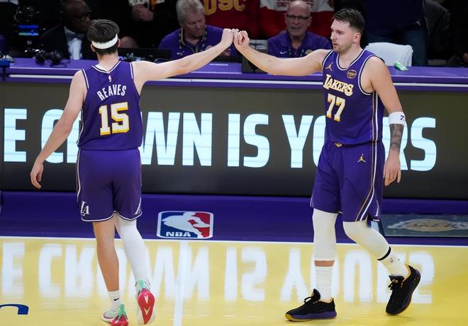 湖人双核狂砍50分力克尼克斯 东契奇里夫斯联手