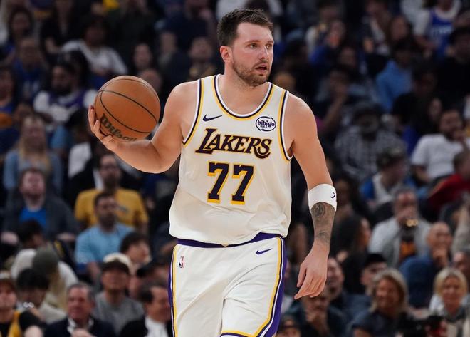 湖人双核狂砍50分力克尼克斯 东契奇里夫斯联手