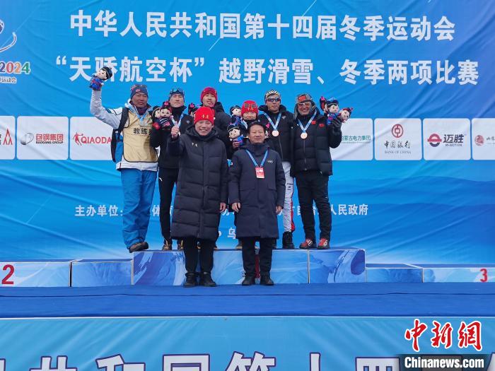 王强摘得男子越野滑雪金牌 李馨勇夺女子组冠军